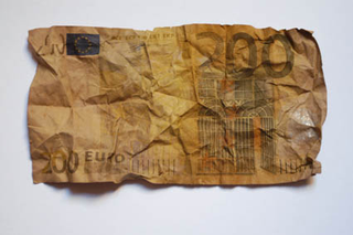 Cesare Pietroiusti e Paul Griffiths, Mangiare denaro. Un'asta., La banconota da 200 euro inghiottita intera, digerita ed espulsa.