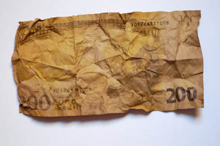 Cesare Pietroiusti e Paul Griffiths, Mangiare denaro. Un'asta., La banconota da 200 euro inghiottita intera, digerita ed espulsa.