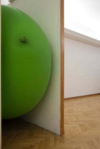 progetto77 e Archivio Viafarini, Daniele Pulze, The very very big green balloon's room, 2015 - latex balloon e comunicati stampa - courtesy l'artista