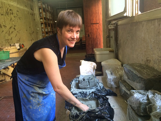 Emma Hart a Viafarini, Emma Hart al laboratorio ceramico durante la residenza a Faenza, settembre 2016.
Foto di Alda Bertozzi