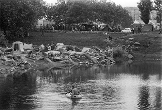 Leone Contini, Il Corno mancante, Fotografia di Dino Fracchia, Parco Lambro, Milan, 1976.