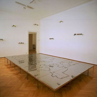 Massimo Kaufmann, Weltanschaung, 1988
acciao, mensole, pesi, metri, vetro
240 x 20 x 30 cm
Studio Guenzani, Milano
