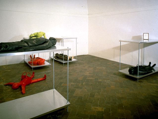 Massimo Kaufmann, Persuadere e prevedere, 1992
cuoio e pesi in ghisa, letti in acciaio
dimensioni variabili
Galleria Sperone, Roma
Installazione del 1993