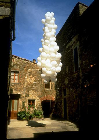Massimo Kaufmann, Sperma, 1988
peso in ghisa da 10 kg, 111 palloncini bianchi
5 metri circa di altezza
- Il cielo e dintorni / Da zero all'infinito, Castello di Volpaia, Radda in Chianti (SI)