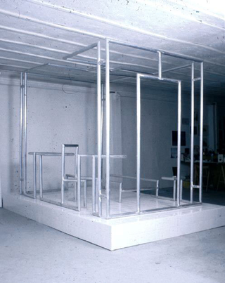 Massimo Kaufmann, Celle n. 4, 1998
alluminio, basamento in piastrelle di ceramica
200 x 300 x 250 cm; basamento 30 x 360 x 240 cm
- Sarajevo 2000, Palais Lietchtenstein, Wien