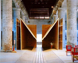 Liliana Moro, La casa, 1993
(The house)
Wood, aluminium, loudspeakers
- Aperto '93 - Emercency/Emergenza , XLV Biennale, Venezia
Foto: Roberto Marossi