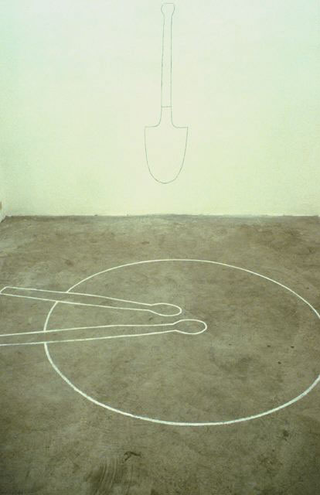 Liliana Moro, Tamburo - Pala, 1999
(Drum - shovel)
Chalk on floor; charcoal on wall
200 x 250; cm 188 x 48 cm
Courtesy: Galleria Emi Fontana, Milano 