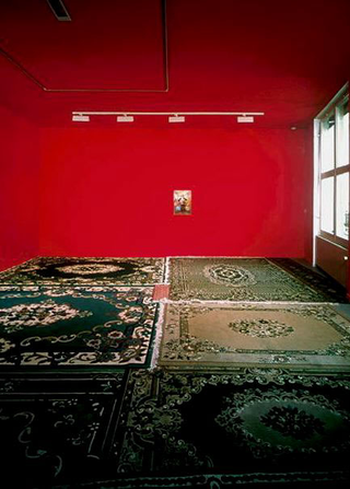 Liliana Moro, Il retrocasa, 1999
(The back of the house)
Red varnish, print on plexiglass, carpets
misura ambiente; stampa cm 70 x 50
Courtesy: Galleria Emi Fontana, Milano 