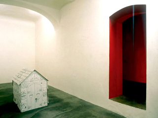 Liliana Moro, Il delitto è un'opera d'arte, 2000
(Crime is an art work)
Cardboard doll house, sound, red lights
112 x 65 x 100 cm
Courtesy: Galleria Emi Fontana, Milano 