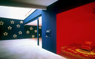 Liliana Moro, Sogni d'oro... Monsieur Dupin, 2001
(Sweet dreams... Mr Dupin)
Red and blue varnishes, glowing stars, carpets, easy-chair, sound
dimensioni variabili
Galerie Michel Rein, Paris
Courtesy: Galleria Emi Fontana, Milano 