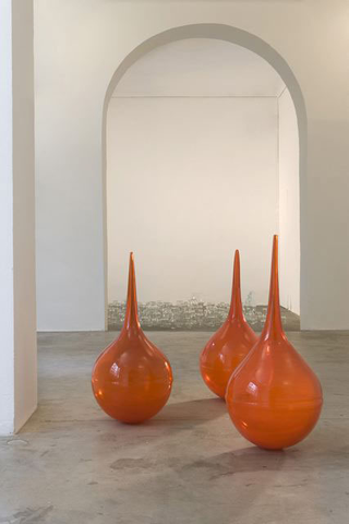 Liliana Moro, Flo, Vi, Ru, 2009
Orange hand-blown glass, 3 pieces
 Ø 45 cm ogni pezzo, altezza variabile
Galleria Emy Fontana, Milano
Foto: Roberto Marossi
Courtesy: Galleria Emi Fontana, Milano 