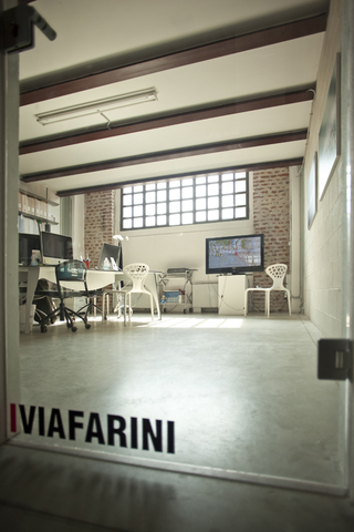 Yoshua Okón, Canned Laughter, Video di Yoshua Okon allestito all’interno dell’ufficio di Viafarini