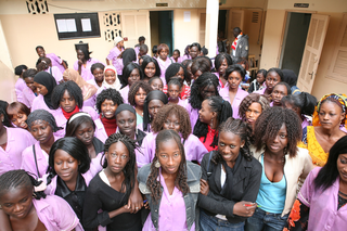 Intercultura - Capitolo 6 Frequentazione dello spazio, Gis Gis e Rauss, Allieve del centro di formazione di taglio-cucito" Coupe et Couture Africaine et Europeenne" nella periferia di Dakar