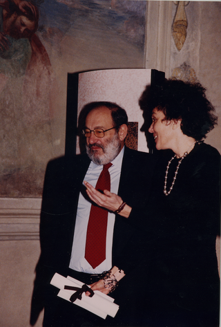 People | Family, Umberto Eco conferisce a Patrizia Brusarosco il Premio Cenacolo Editoria e Innovazione per il database ItalianArea.it, 2000