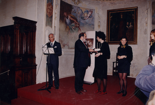 People | Family, Umberto Eco conferisce a Patrizia Brusarosco il Premio Cenacolo Editoria e Innovazione per il database ItalianArea.it, 2000