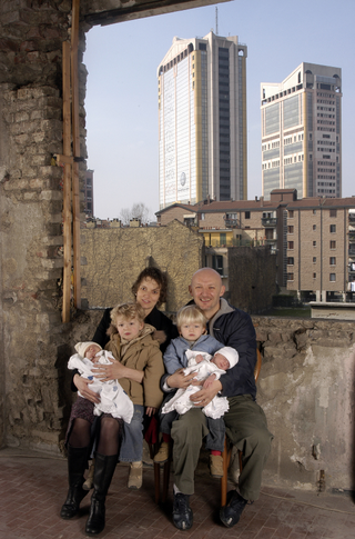 People | Family, La famiglia di Monica Thurner ritratta da Paola Di Bello in Framing the Community, Milano 2006


 