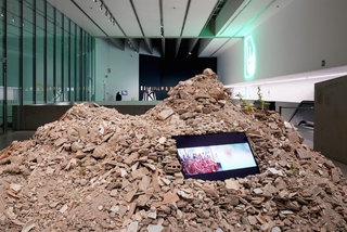 Leone Contini, Il Corno mancante, Allestimento del video parte de "Il corno mancante", nella sua ultima versione una montagna di macerie (veduta del MAXXI poco dopo chiuso al pubblico per la Pandemia).  Foto di Luis Do Rosario. Courtesy: Fondazione MAXXI.

 